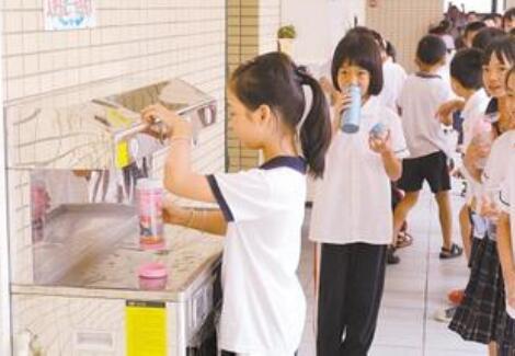 重庆中小学生健康调查:近八成学生饮水量不足