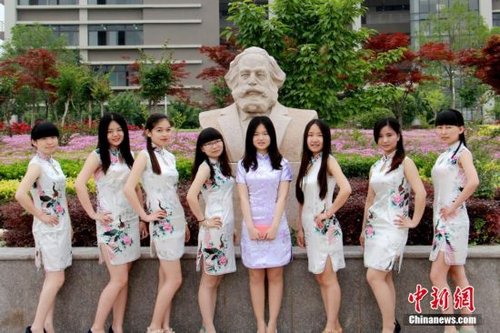西安<em>女大学生</em>穿旗袍拍<em>毕业</em>照-教育-东莞时间网