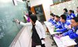 Étudiant écrit sur le tableau lorsque les juges de course enseignante