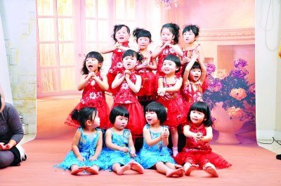 众妈妈为宝宝拍集体照扮荆楚十二钗贺岁