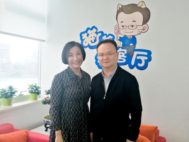 黄静洁女士是中西合璧亲子专家,著名音乐家谭盾夫人,妈妈宝酷网创始人