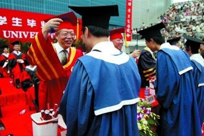 复旦校长批大学教师走穴成风 学生太急功近利