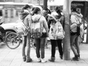 7名女生放学路上见千元现金 围圈保护等失主