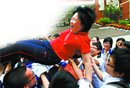 广东“最短高考”结束 考生撕校服告别高中