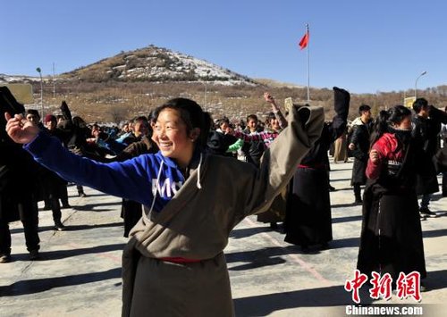 四川红原藏文中学课间操掀最炫民族风(组图)