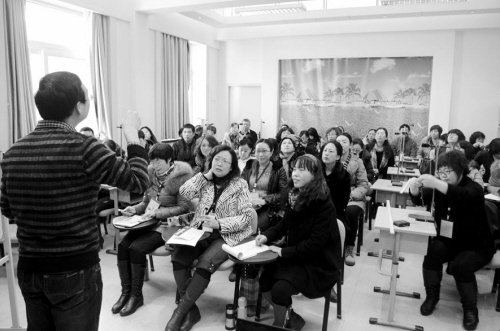 教室听课操场跑圈 家长重做高中生感受娃生活