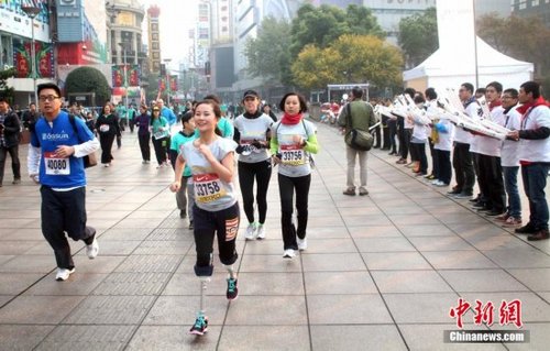 汶川地震失双腿舞蹈老师廖智微笑跑完马拉松全