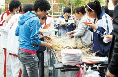 针对顽疾 江苏拟立法规定学校周边禁摆小吃摊