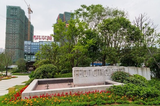 广银 翡翠城 在自家的阳台上看孩子学习成长_