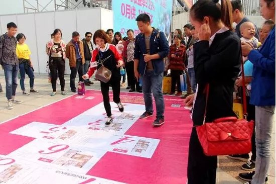 房交会到服装城展位跳房子赢大礼 美女模特养