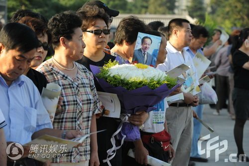 快讯：罗京追悼会9时举行 儿子捧遗像走入灵堂