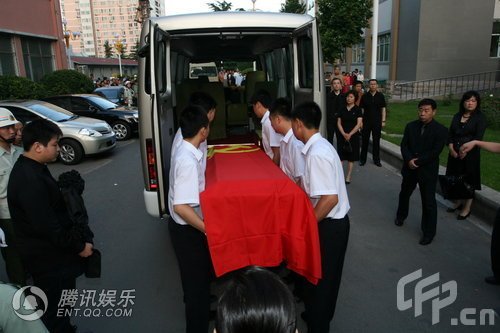 组图:罗京遗体告别仪式 灵车载遗体驶入殡仪馆