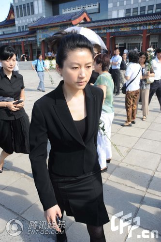图文：罗京遗体告别仪式举行 王小丫送别老战友