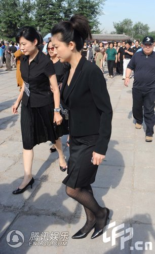 图文：罗京遗体告别仪式举行 王小丫送别老战友