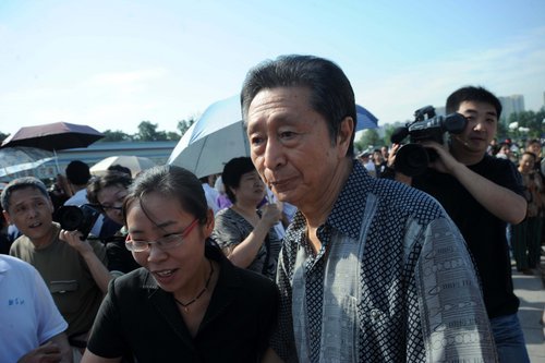 图文:罗京遗体告别仪式 宋世雄神色哀伤送同行