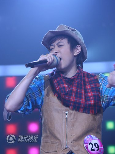 组图:20强突围赛第一场 张佑方唱《牛仔很忙》