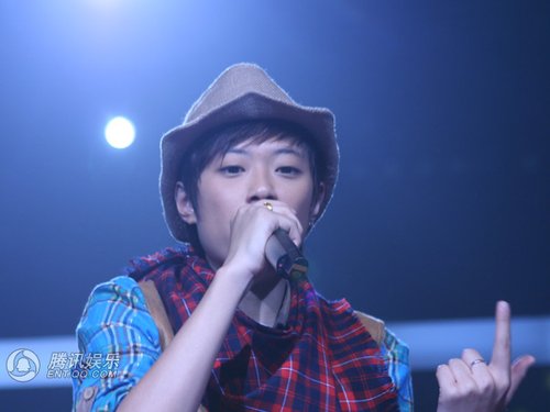 组图:20强突围赛第一场 张佑方唱《牛仔很忙》