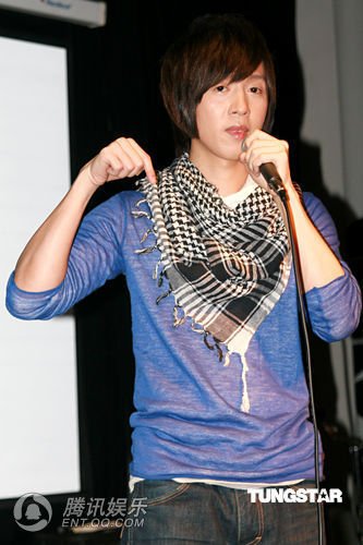 组图:方炯镔大唱好人歌 戴佩妮义务担任造型师