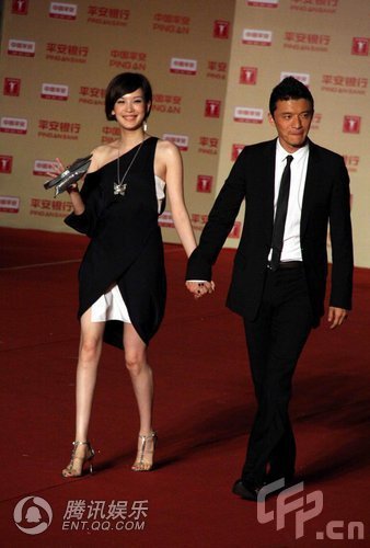 组图:上海电影节闭幕 谢晖佟晨洁夫妇甜蜜牵手