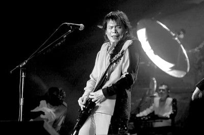 火星人伍佰演唱会玩另类 有创意难获共鸣_港