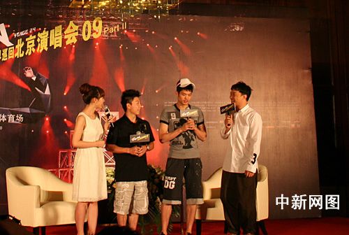 陈奕迅反复强调“和王菲不熟” 与林丹合唱陷尴尬