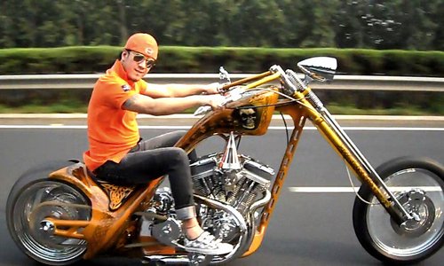 杨坤筹备新专辑忙里偷闲 进口定制摩托成新宠