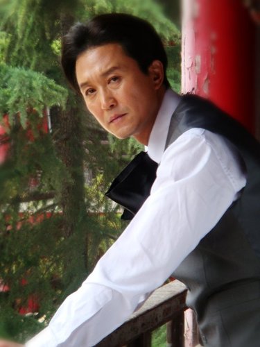 《徐悲鸿》定妆照曝光 吴刚转型演绎儒雅大师