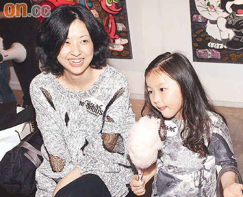  徐濠萦 淡定不戴罩不设防 邻居受感染被隔离-白