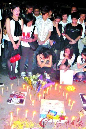 数以万计歌迷悼念杰克逊 任伤情泪雨成倾(图)