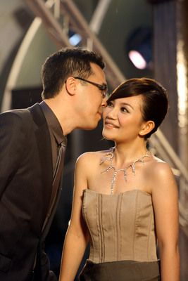 梁静茹牵男友走星光大道 大秀求婚钻戒甜蜜亲吻
