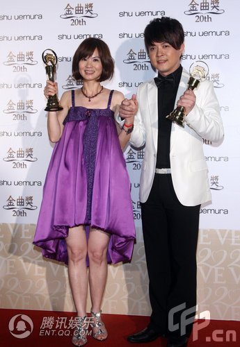 翁立友获最佳台语男歌手奖 携手黄乙玲后台亮