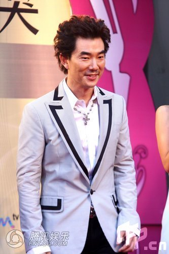 第20届金曲奖红毯:任贤齐银色西装潇洒帅气