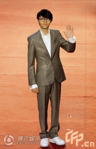 第20届台湾金曲奖红毯 方大同西装笔挺帅气挥