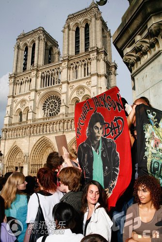 法国巴黎圣母院广场悼念杰克逊 歌迷装扮成偶