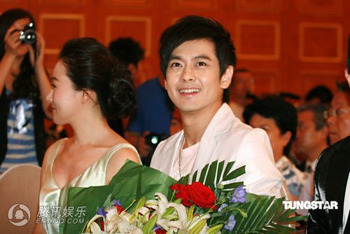 组图:林志颖宣传 挽裤腿露增高鞋暴身高缺陷_