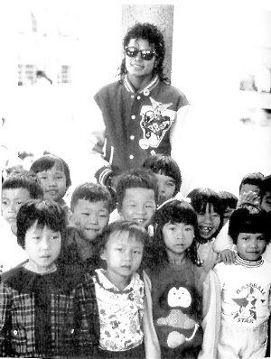 杰克逊87年曾来中国旅游 穿龙袍与女星合影(图)