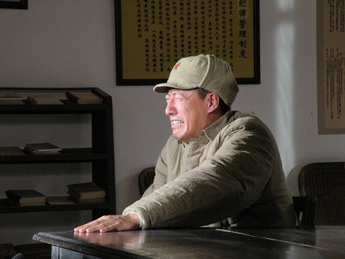 《南下南下》高温下拍哭戏 于震汗泪俱下_内