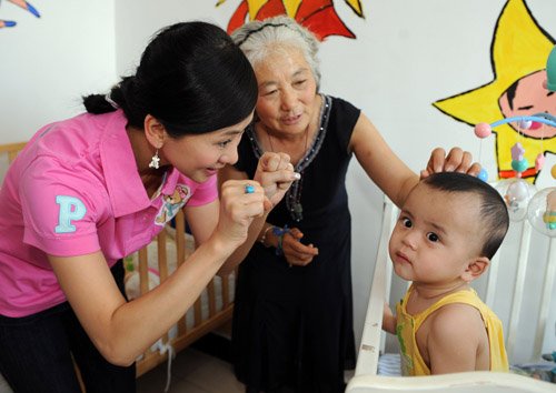 翁虹含泪资助脑瘫儿童 听闻恢复情况破涕为笑