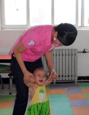 翁虹含泪资助脑瘫儿童 听闻恢复情况破涕为笑