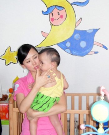 翁虹含泪资助脑瘫儿童 听闻恢复情况破涕为笑