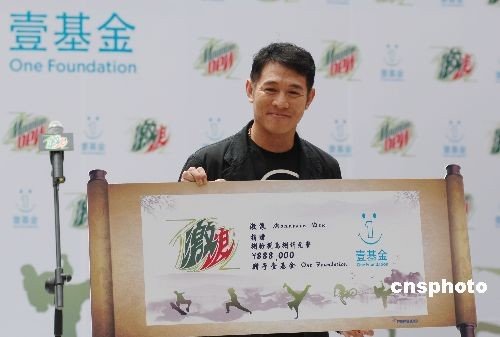 李连杰被问新加坡籍沉默 由保镖护卫离开(图)