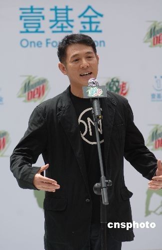 李连杰被问会否移民新加坡 回答称地球是我家