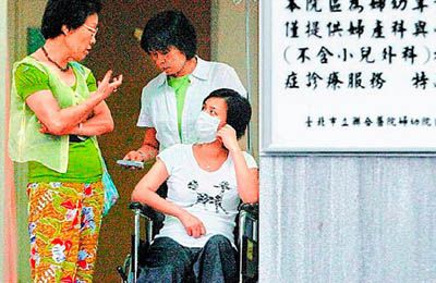张庭被曝怀孕三月 坐轮椅看妇产科林瑞阳相伴