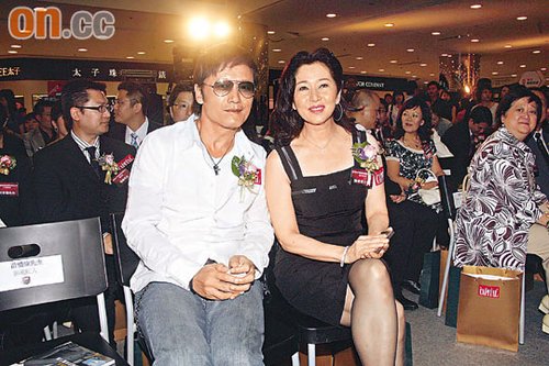 苗侨伟称曾志伟金刚不败之身 靓模卖弄性感正常