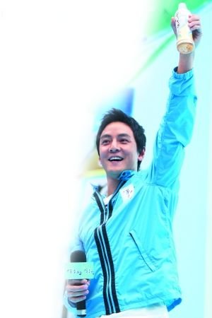 吴彦祖幼年照片曝光 自称将亲为灾区设计房屋