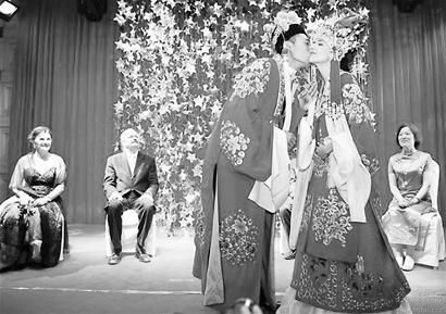 刘烨昨娶洋妞好友到贺 婚礼中西合璧持续3小时
