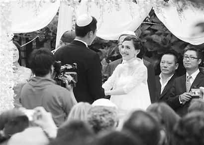 刘烨昨娶洋妞好友到贺 婚礼中西合璧持续3小时