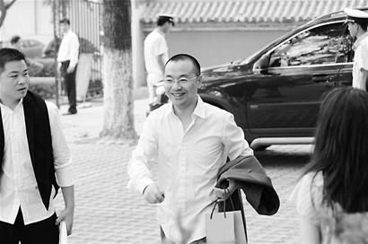 刘烨昨娶洋妞好友到贺 婚礼中西合璧持续3小时