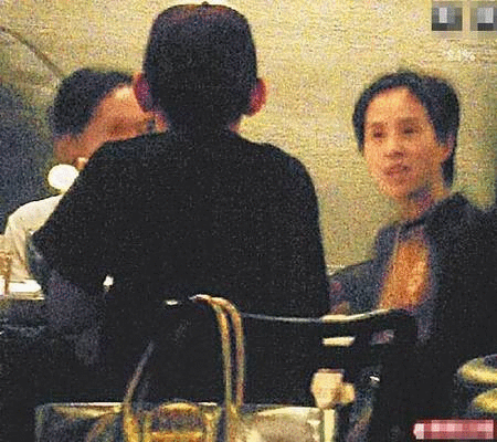 Selina与黄子佼会友 穿露肩洋装似女主人(图)