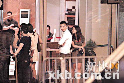 黄长发甩“三奶”李姿霆 陪干妈泡夜店猎新欢